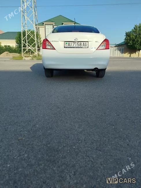 Nissan Versa, 2011