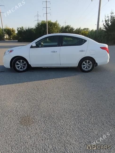Nissan Versa, 2011